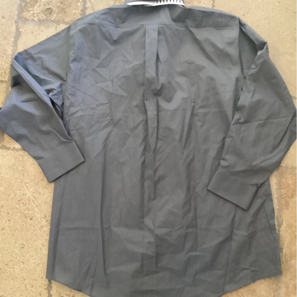 New-Stafford button down with tie SZ XL- 17-17.5
Pit to pit 23”
Length 33” - Picture 2 of 3